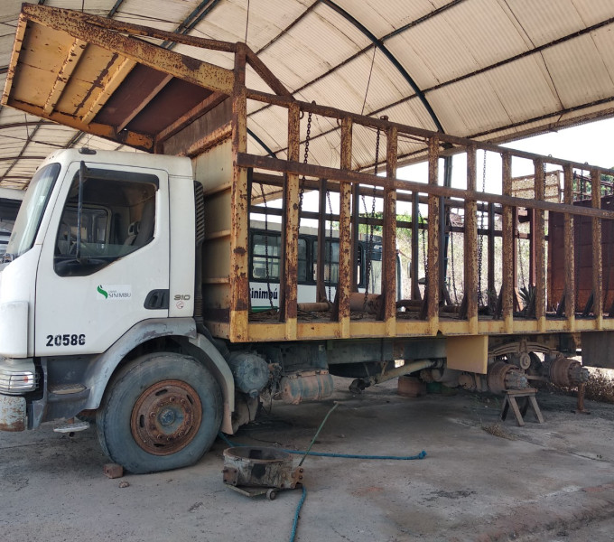 01 CAMINHÃO PLATAFORMA CANAVIEIRO VOLVO VM 310 6X4R MVA-2458, ANO 2006 FROTA: 20586