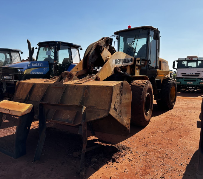 Maquina Pá Mecânica New Holland W170B, Ano: 2011, Frota: 806063 + Item 08 (cx 3-4)/14/16 Diversas peças/materiais para Valtra/ Fiat-allis/ Massey Ferguson