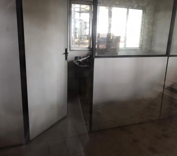 2 ARMARIOS 3/4 PORTAS, 1 BIRÔ, 4 CADEIRAS FIXAS, 2 ILHAS C/ 2 MESAS, 1 REFRIGERADOR, ARMARIO VERTICAL, FOGÃO, PIA EM MARMORE, MESA DE REUNIÃO, 10 CADEIRAS FIXAS, 2 MESAS EM L, 1 GAVETEIRO 4 PORTAS, 2 AR-CONDICIONADOS DE PAREDE, 1 ARMARIO 4 PORTAS, 1 CADEI