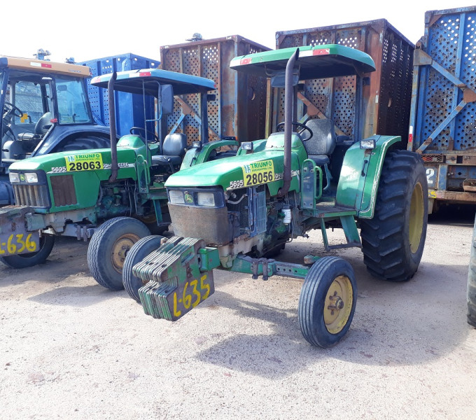 Trator agrícola J.Deer 5605-2;