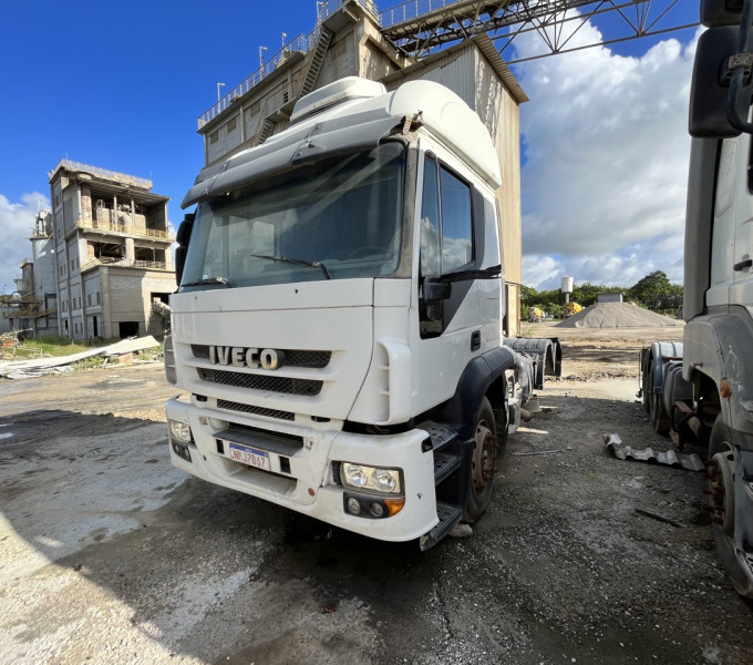 01 IVECO STRALLIS/2010 570 S 41 T, PLACA: NMJ-7B67, COR: BRANCA, FROTA: CM 100*