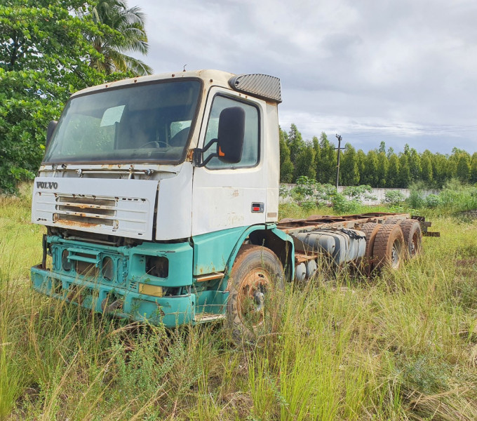 Caminhão Prentece Volvo FM-12 380, branco, MUN-5967, 2000