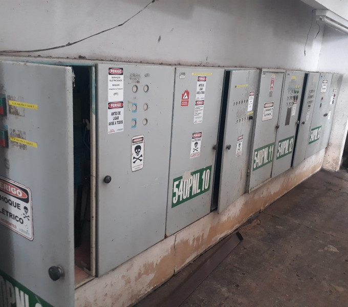 05 Caixa com Painéis elétricos Completo; TAG: 540PNL09/10/11/12/13 e Fontes