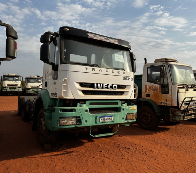 Caminhão cavalo mecânico Iveco Trakker 420, Ano: 2011, Frota: 803158 + Item 19 (cx 0-1) Diversas peças/componentes para implementos agricolas/ Utensilios de escritório