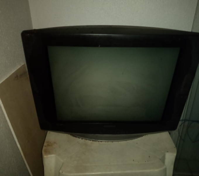 1 TV DE TUBO 21", 1 MESA PVC, AR-CONDICIONADO DE PAREDE, GAVETEIRO, 5 PORTAS P/ DIVISÓRIAS, 17 PLACAS DIVISÓRIAS, 12 LAMINAS DE VIDRO