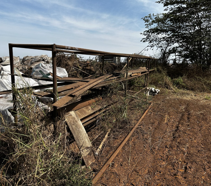2 estantes com materiais galvanizados, 1 cavalete c eletro calhas