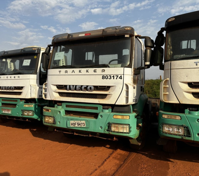 Caminhão cavalo mecânico Iveco Trakker 420, Ano: 2012, Frota: 803174 + Item 06 (cx 7-9) Diversas peças/materiais para Iveco