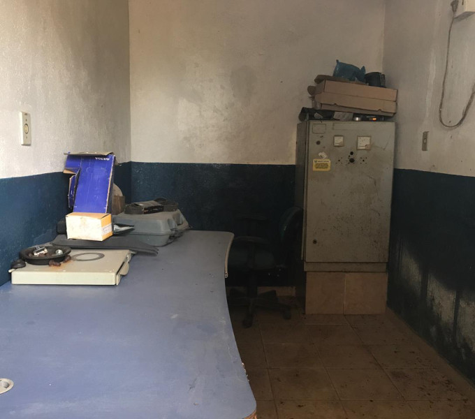 SALA DO PRÉDIO GARAGEM: AR- CONDICIONADO DE PAREDE SPRINGER C/ MESAS E CADEIRAS