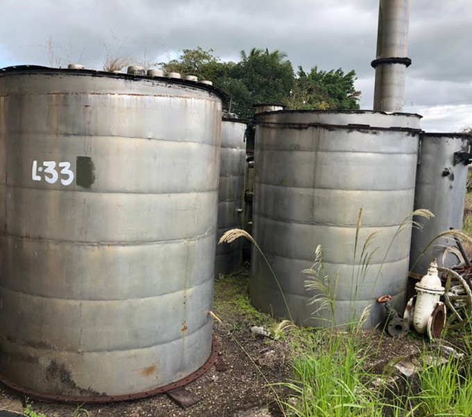 Coluna de destilação desmontada em inox