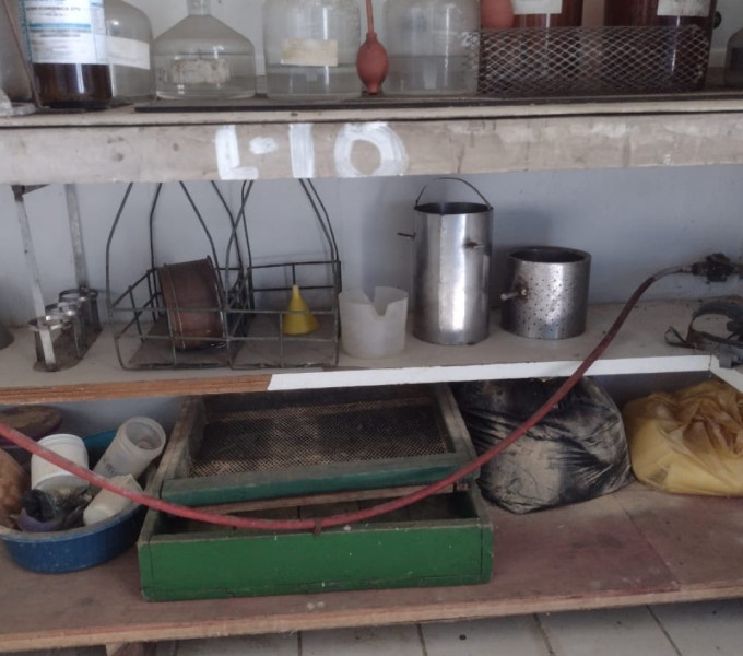 Sala do Lab.: 3 mesas, 2 cadeiras, 1 lixeiro, estante, arquivo 4 gavetas, computador, no-break, diversas vidrarias,4 cilindros de Hidrogenio, 2 estufas, destilador de agua e 1 agitador de peneiras.