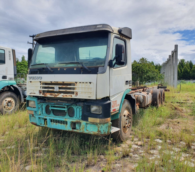 Caminhão Volvo FM-12 420, branco, MUY-3555, 2003
