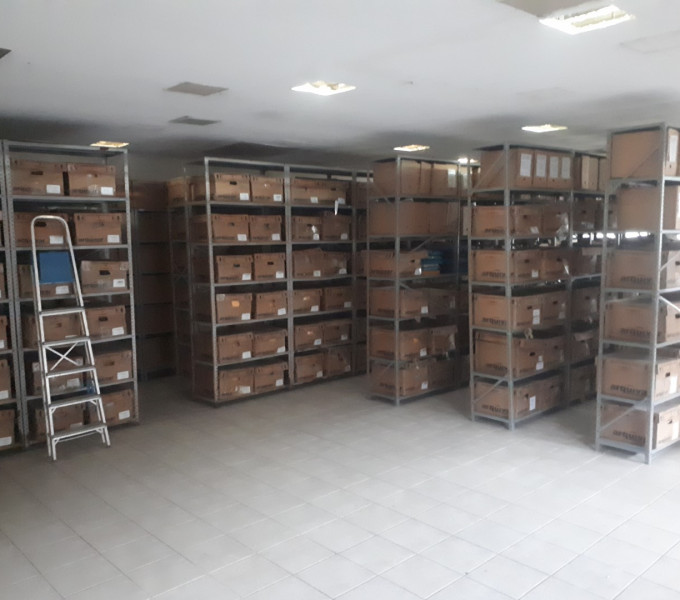 66 ESTANTES EM AÇO 6 PRATELEIRAS, 1 ESCADA EM ALUMÍNIO, 1 CARRINHO P/ CARREGAR MALOTE