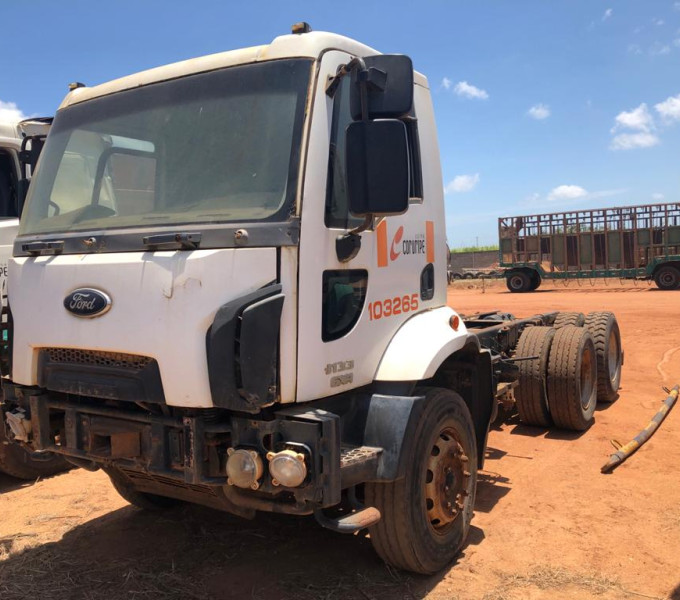 Caminhão Ford Cargo FC 3133/3440, branco, OHI-6257, 2013