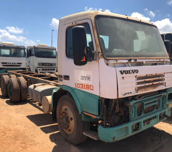 Caminhão Volvo FM-12 380, branco, MUN-5967, 2000