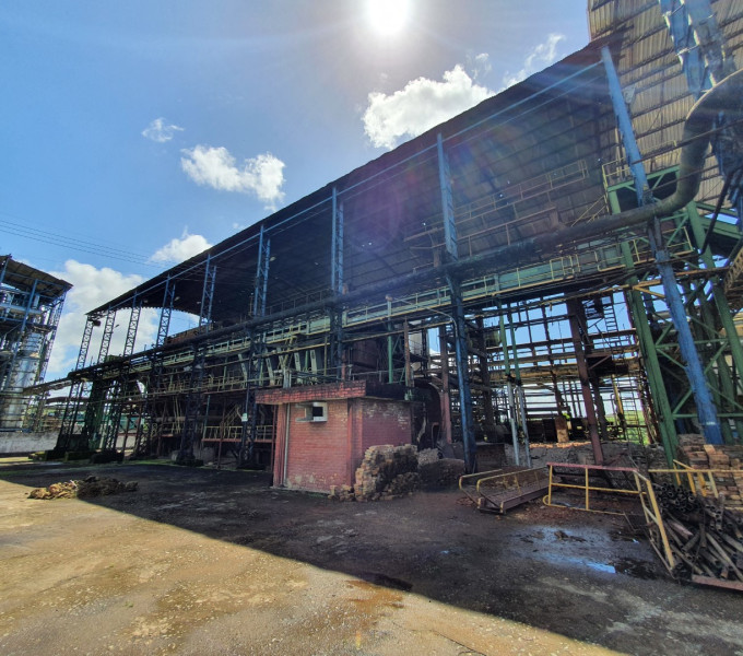 Prédio das caldeiras c/ estrutura em vigas, telhas e tesouras, aprox. 50m x 20m