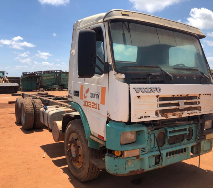 Caminhão Volvo FM-12 420, branco, MUY-3555, 2003
