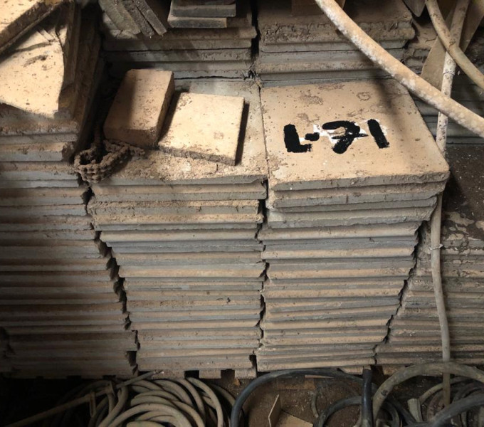 Grande quantidade de placas de concreto