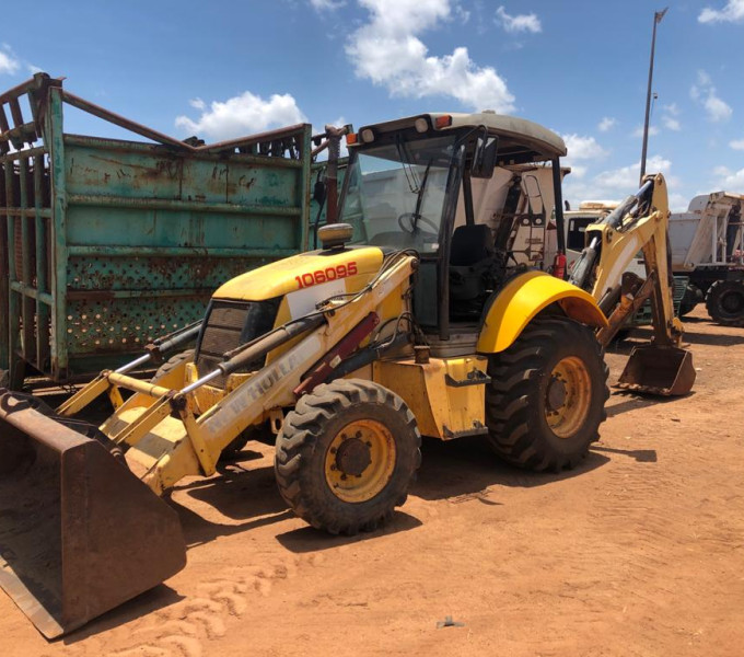Retro-escavadeira New Holland B90B, 2011