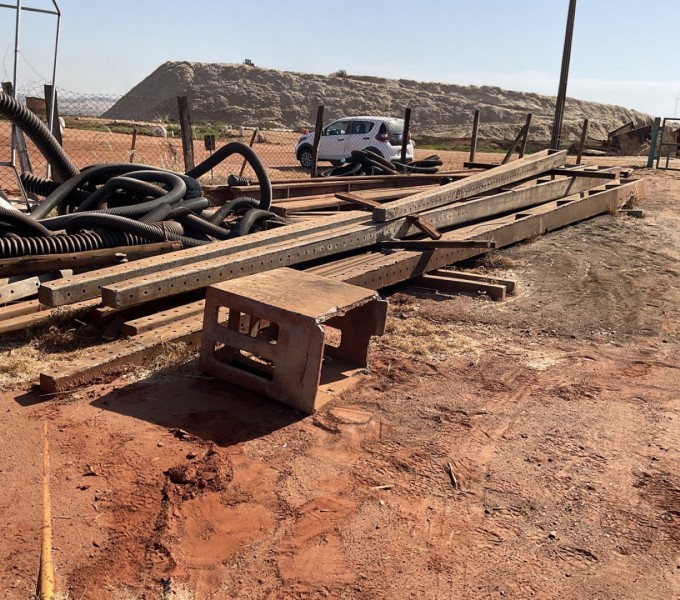 7 postes de concreto p/ cabo de distribuição de energia, Caixa de ar condicionado , 3 manilhas de concreto + Item 31 - Caixa 08, Div. Peças industriais