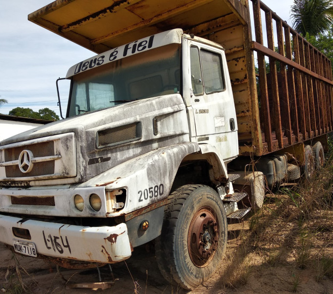 01 CAMINHÃO PLATAFORMA CANAVIEIRO M. BENZ 2638 MUK-7118, ANO 2003 FROTA: 20580