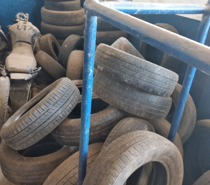 PNEUS E RODAS PARA CAMINHÕES E TRATORES