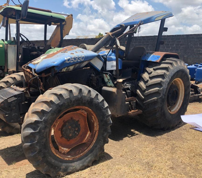 Trator agricola New Holland 8030, azul, 2013
