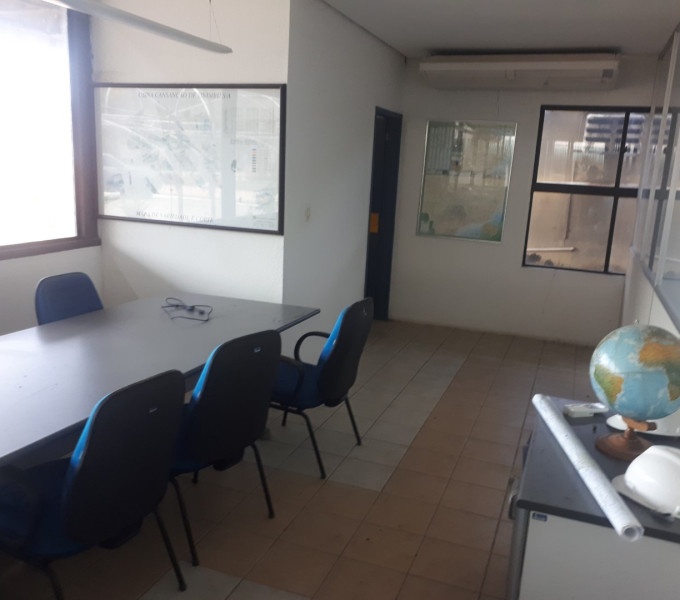 DIVERSAS PAREDES DIVISÓRIAS EM PVC (APROX. 150 PÇS)