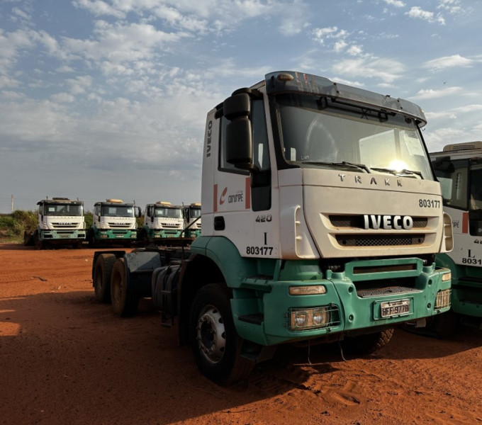 Caminhão cavalo mecânico Iveco Trakker 420, Ano: 2012, Frota: 803177 + Item 20 (cx 3)	 Diversas peças/componentes para implementos agricolas