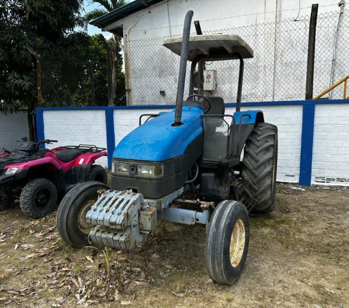 01 TRATOR NEW HOLLAND 4X2 TL80-2 , ANO FAB.: 2000 - ANO MODELO: 2000, COR: AZUL + PEÇAS NEW HOLLAND