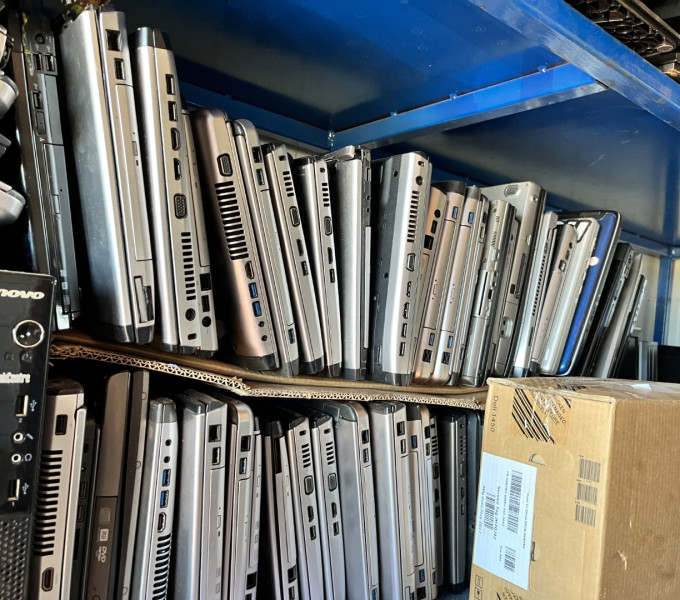 Sala De informática: 58 monitores, 4 pontes de acesso de rede, 142 gabinetes, 77 notebooks, 90 monitores, Grande quantidade de cabeamento de rede, 80 suportes de monitor, 162 celulares, 15 roteadores unify