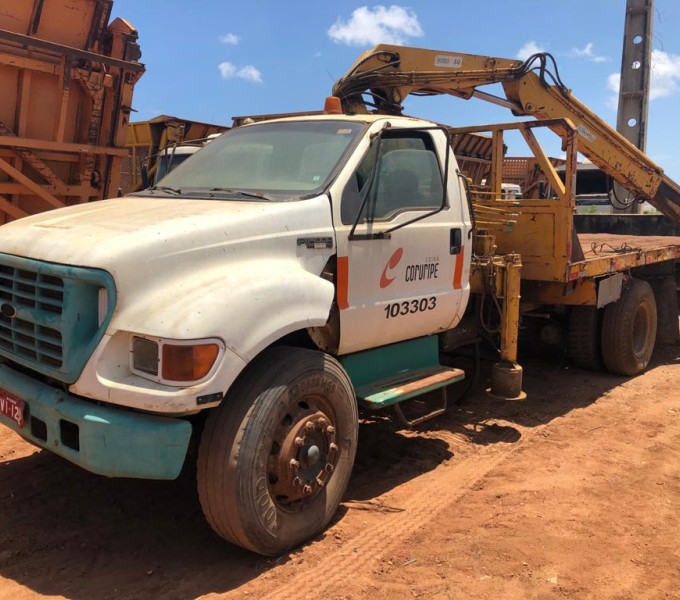 Caminhão Munck Ford F-14000, Branco, GVI-1292, 2002
