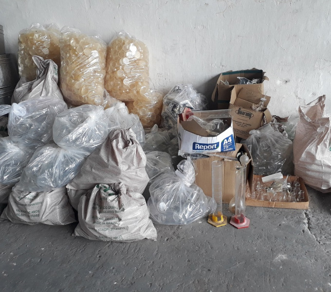 Grande quantidade de Kits de plástico e vidrarias p/ laboratório (Armazém)