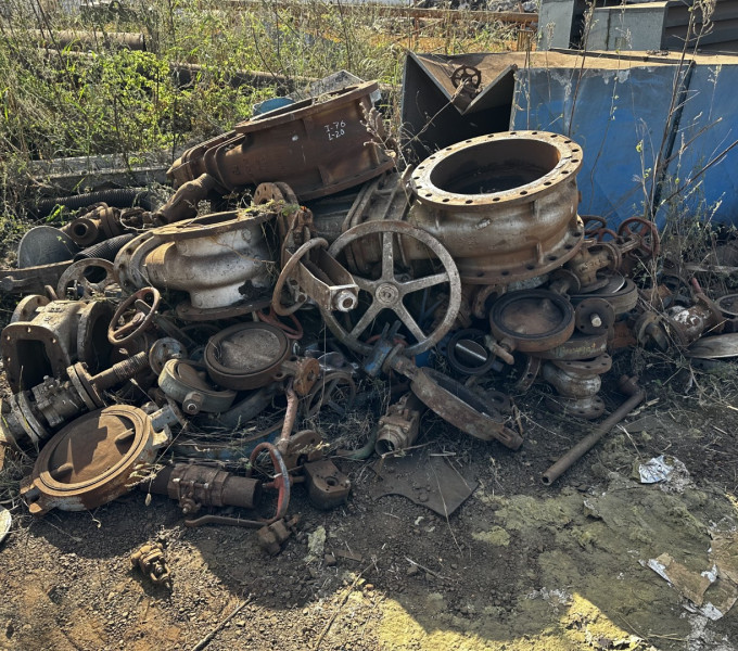 Grande quantidade de valvulas em ac Div. tamanhos aprox. 40t,  + Item 25 - Peças e componentes para comporessores e bomba