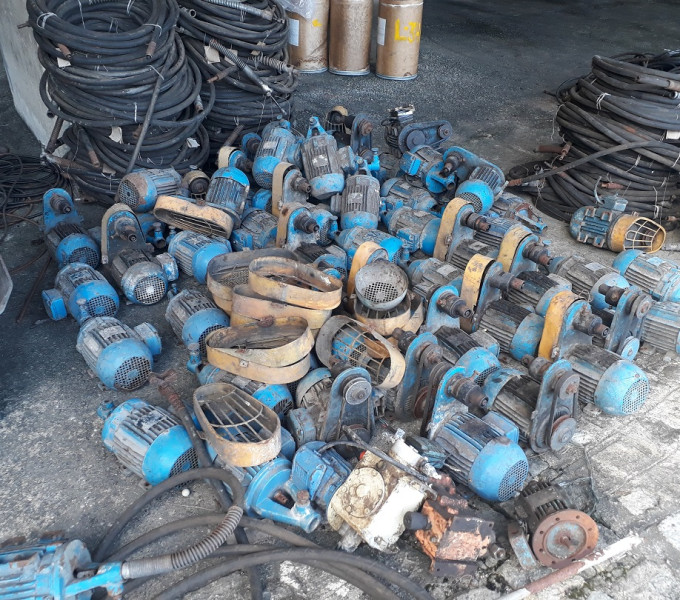 Diversos Motores Elétricos C/ Diversas Mangueiras P/ Limpeza das Caixas