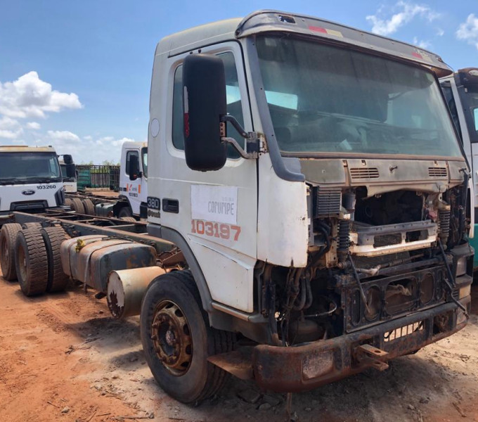 Caminhão Volvo FM-12 380, branco, MUL-2586, 2003