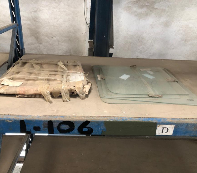 Diversas peças variadas: motor de ventilador, vidro de veiculo etc.