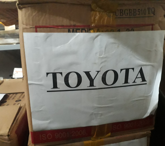 Diversas peças e acessórios p/ veículo Toyota como: Eixo limpador, cubo de roda dianteira, biela motor, etc