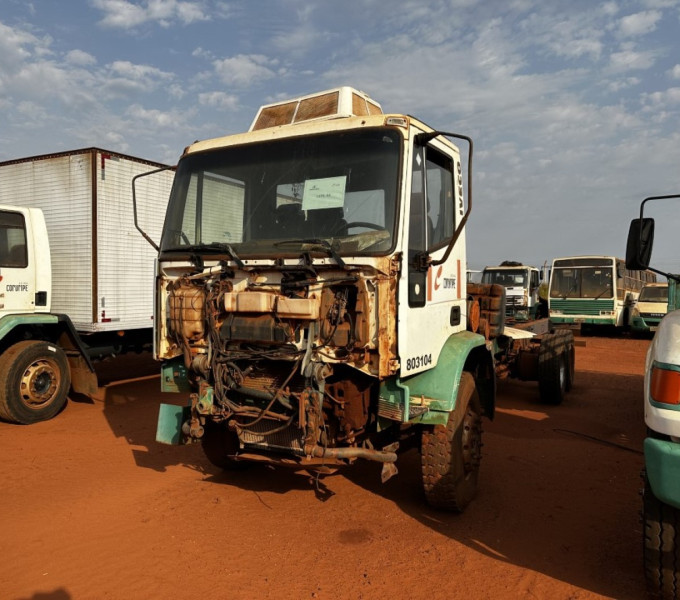 Caminhão Plataforma Iveco, Ano: 2009, Frota: 803104 + Itens 25/26 Diversas peças/ componentes eletricos e iluminação/ Veiculos paralelos