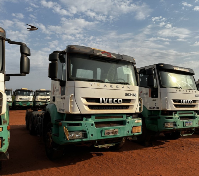 Caminhão cavalo mecânico Iveco Trakker 420, Ano: 2011, Frota: 803168 + Item 19 (cx 2) Diversas peças/componentes para implementos agricolas/ Utensilios de escritório