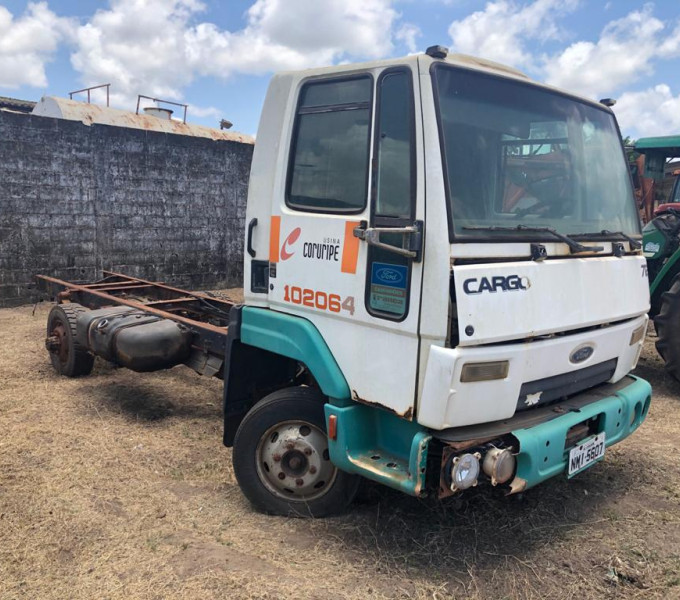 Caminhão Ford Cargo 712 branco, NMI-5607, 2010