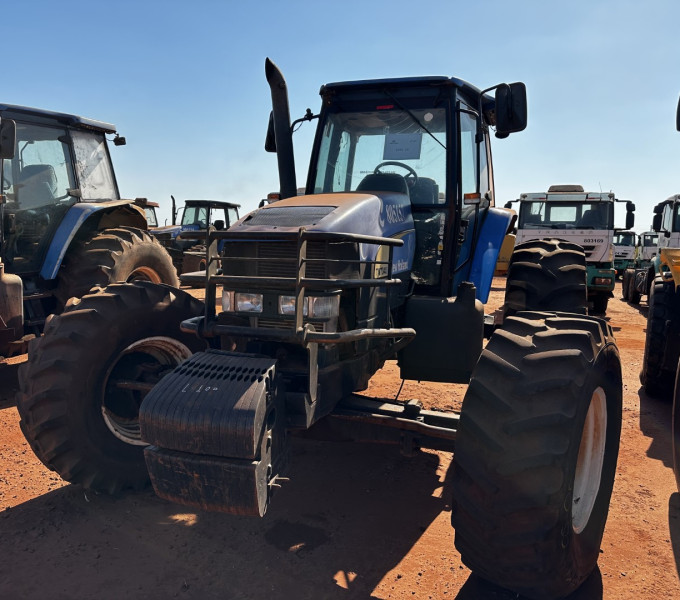 Trator de pneus New Holland TM4070, Ano: 2013, Frota: 805157 + Item 07 (cx 0-1) Diversas peças/materiais New Holland