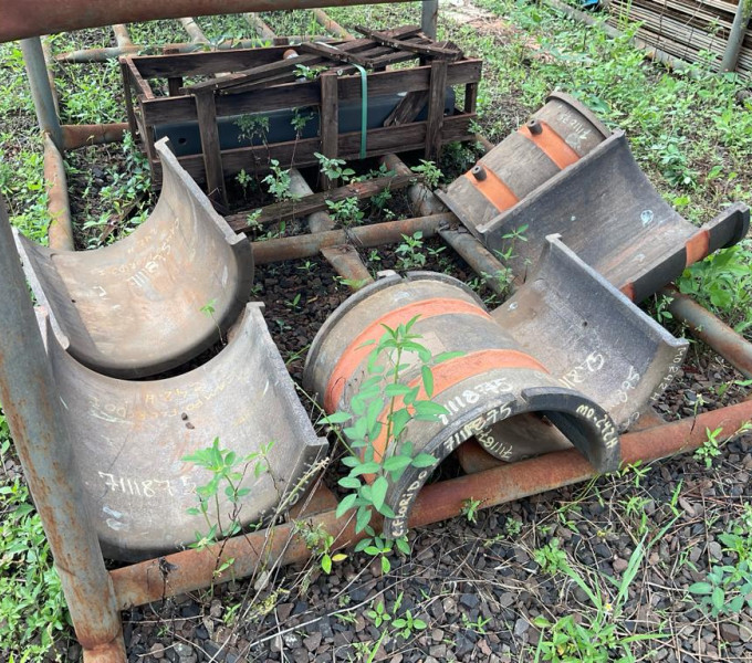 Prateleira C/ casquilhos de bronze, 02 tambores de 200l c/ sucata de bronze + Item 28 - Componentes e peças industriais