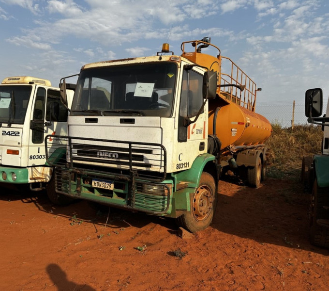 Caminhão plataforma Iveco Eurocargo 260E25, Tanque contra incendio Frota: 803131 + Item 20 (cx 0-1, 4) Diversas peças/componentes para implementos agricolas