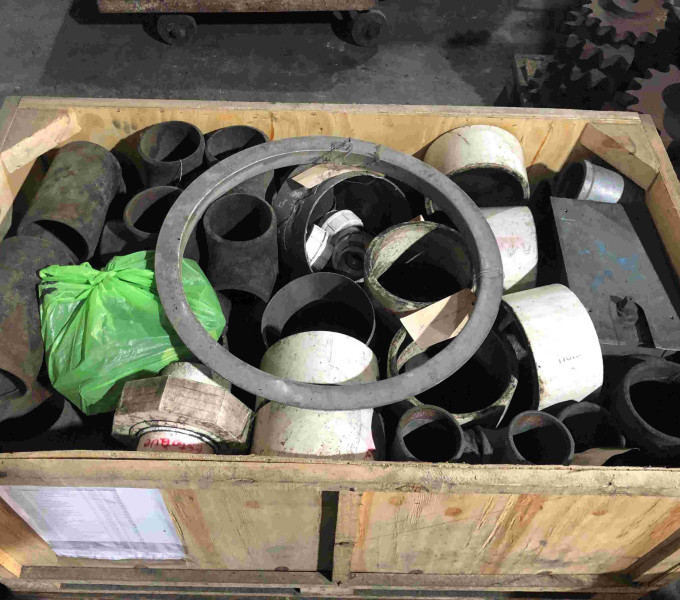 LOTE DE DIVERSOS: TUBOS PVCs, EQUIPAMENTOS