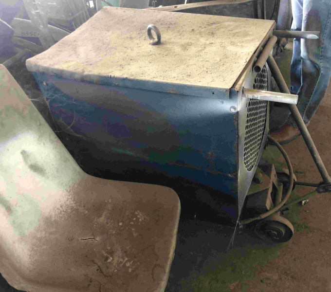 01 MÁQUINA DE SOLDA - ESAB 420A, 01 MÁQUINA DE SOLDA - BANHOSE 420A