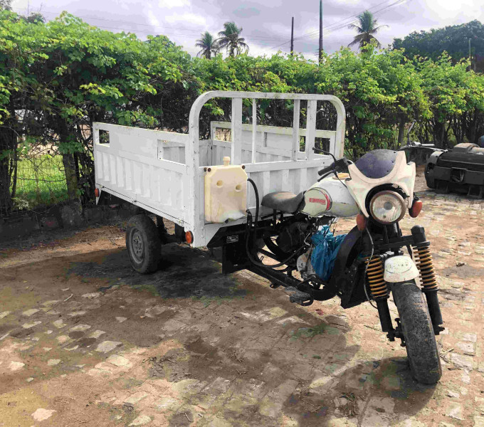 TRICICLO BRAVAX ANO: 2013/2014 COM CARROCINHA (MOTOR PARCIALMENTE DESMONTADO)