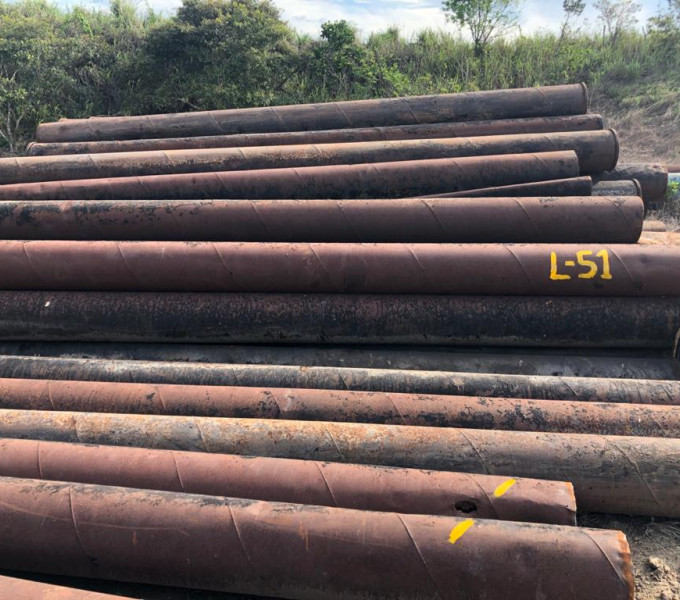 Grande quantidade de tubos em aço carbono usados