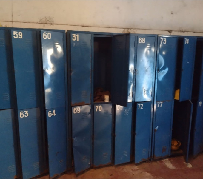 12 armários em aço aprox. 1,30 x 2,00m