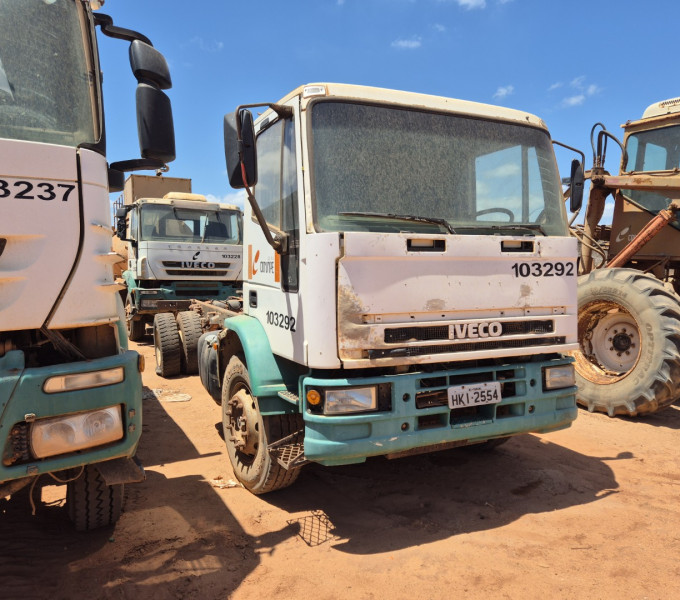 Caminho plataforma Iveco Eurocargo 170E22, Ano 2011, Branco, Placa: HKI-2554, Frota: 103292
