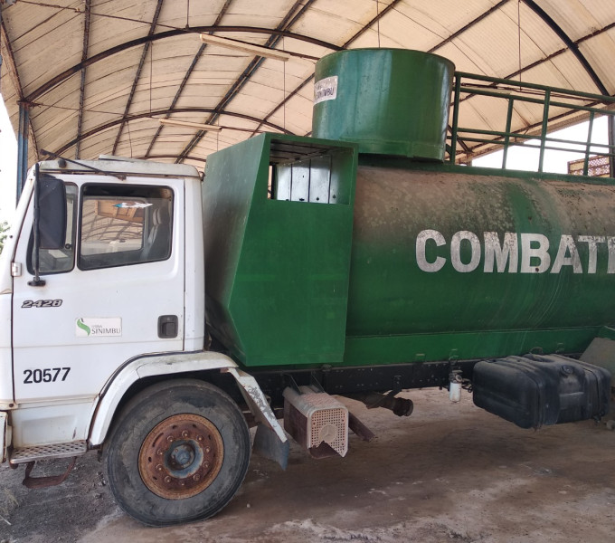 01 CAMINHÃO TANQUE BOMBEIRO M. BENZ 2428 MUK-9989, ANO 2002 FROTA: 20577